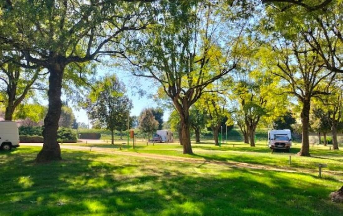Aire Camping-Car Park de mon Village de Puy-Guillaume — Kemping in Puy-Guillaume