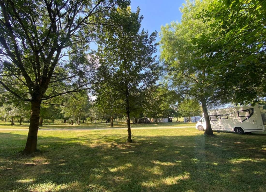 Camping Camp Municipal Les Trois Rivieres — Sítio de acampamento in Bragny-sur-Saône
