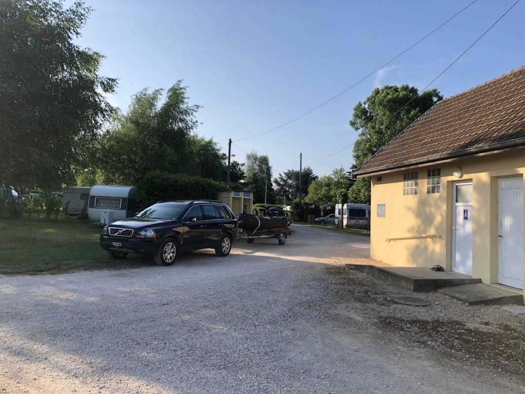 Camping Camp Municipal Les Trois Rivieres — Campingplatz in Bragny-sur-Saône