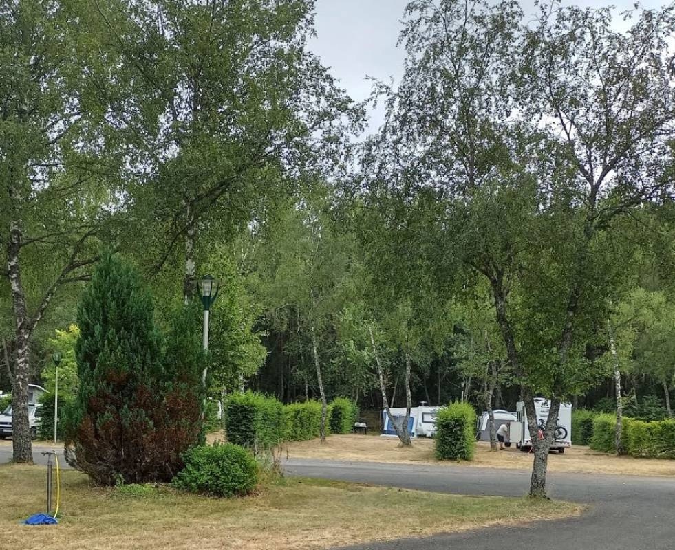 Camping Municipal Gelles — Kamp yeri in Gelles