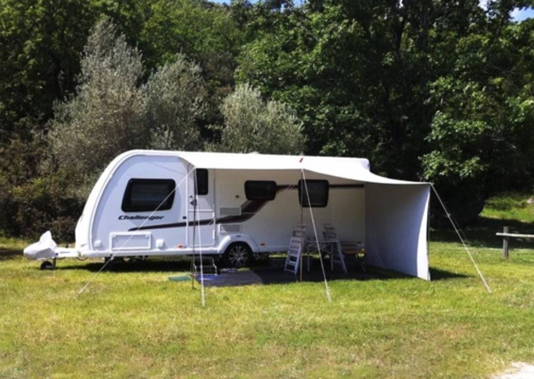 Camping Chateau de l'Eouvière — Cámping in Montmeyan 