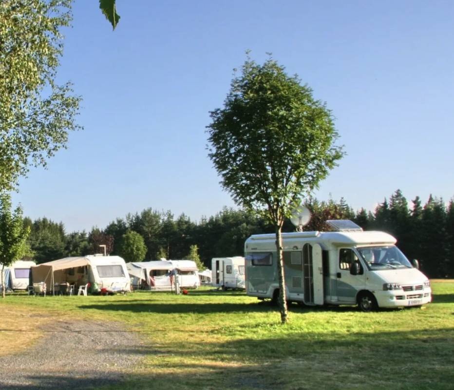 Camping GCU Saint-Bonnet-le-Bourg — Sítio de acampamento in Saint-Bonnet-le-Bourg