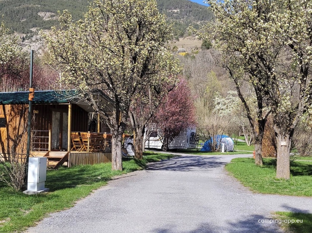 Camping du Lac ** — Kamp yeri in La Roche-de-Rame 