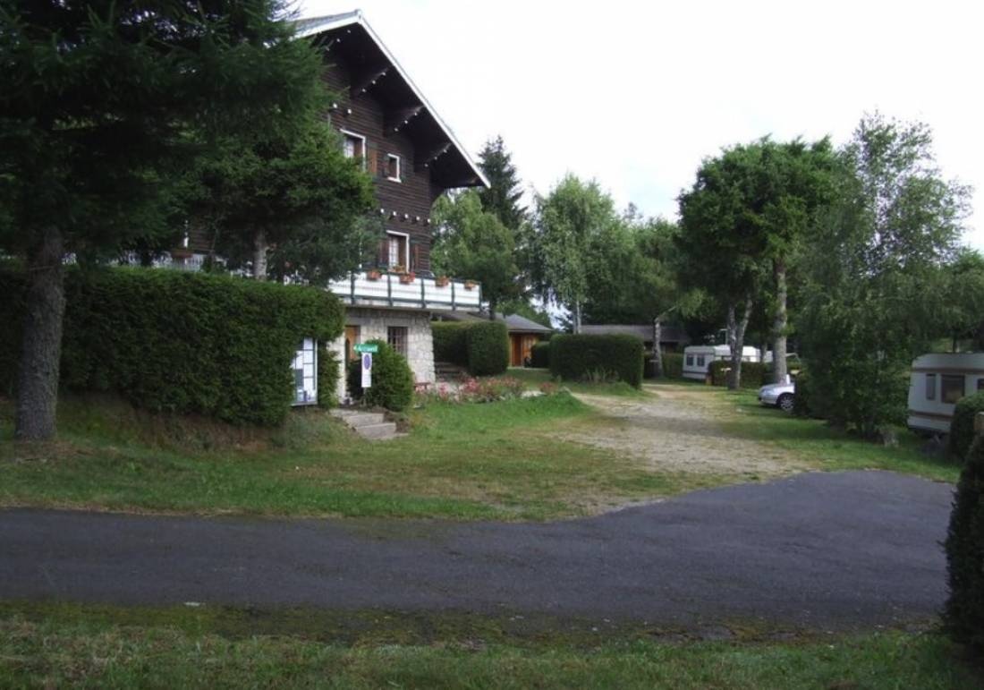 Camping Les Hirondelles — 露营地 in Le Chambon-sur-Lignon 