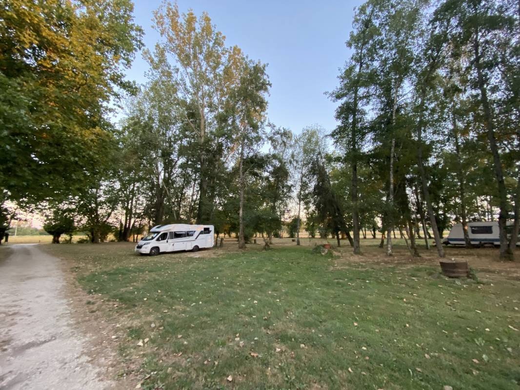 Camping Les Paquiers — Sítio de acampamento in Corberon