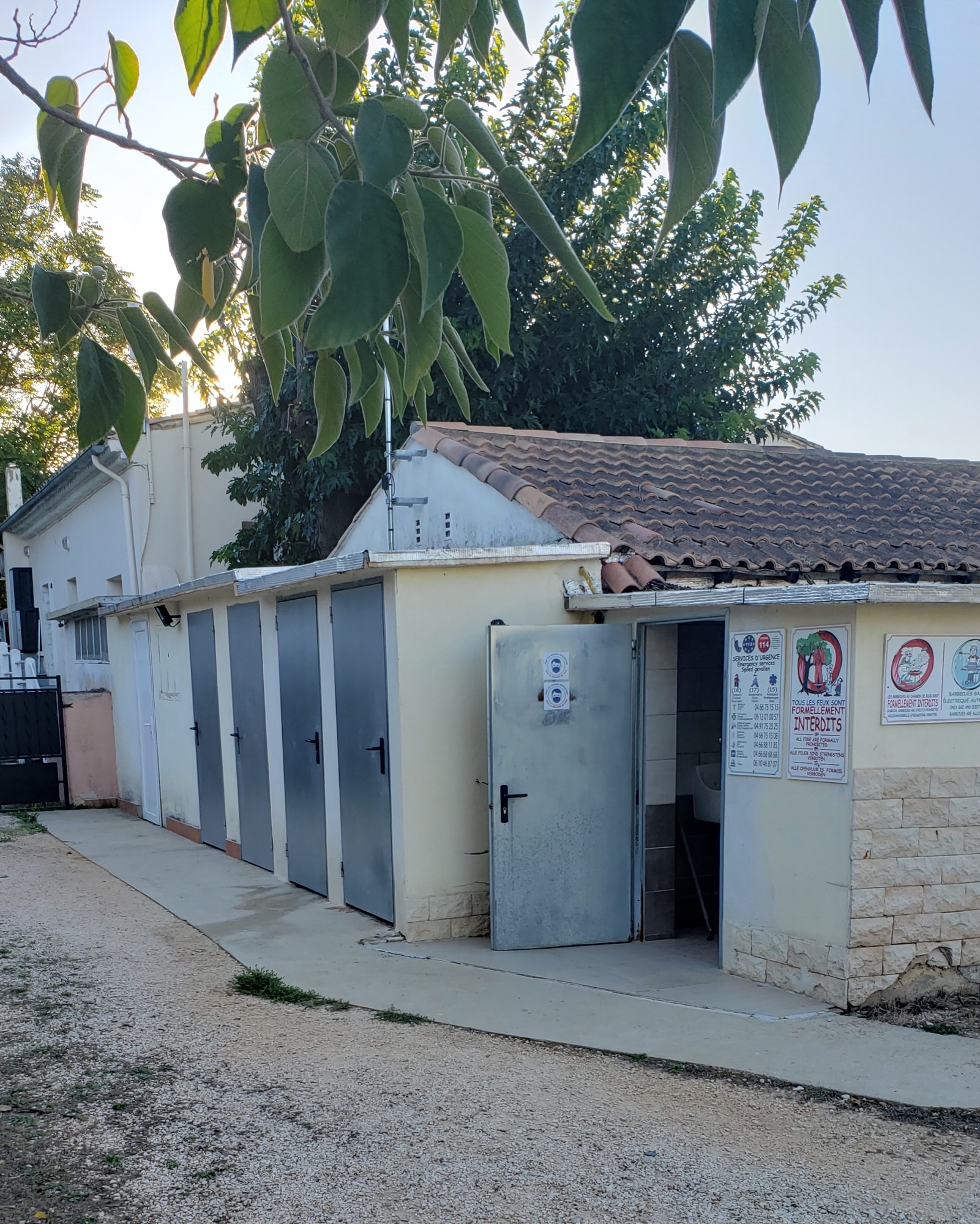 Camping Les Cyprés — Area da campeggio in Bezouce