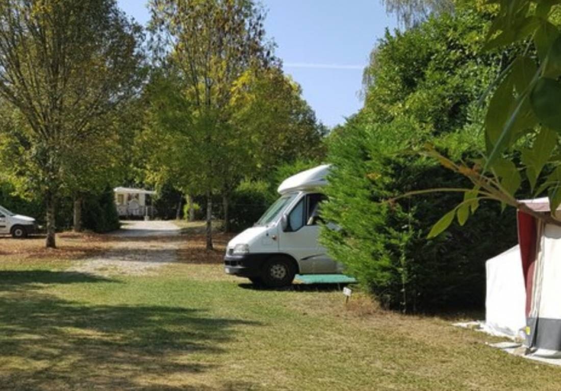 Camping Les Rives Du Lac *** — Campingplats in Saint-Gérons