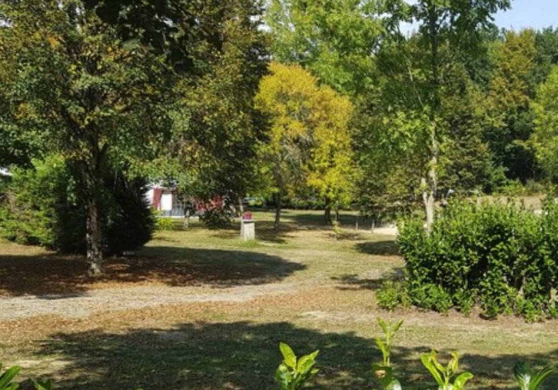 Camping Les Rives Du Lac *** — Campingplatz in Saint-Gérons