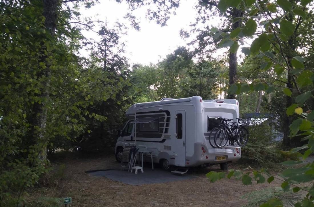 Camping Le Bois Des Forges ** (Naturisten Camping) — Campingplatz in Cléré-les-Pins
