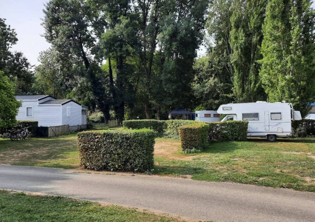 Camping du Vieux Moulin — Місце для кемпінгу in La Chartre-sur-le-Loir