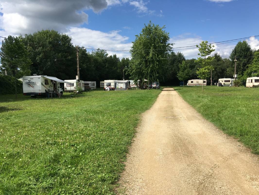 Camping de l'Ecluse ** — Campingplats in Parcieux / Auvergne-Rhône-Alpes