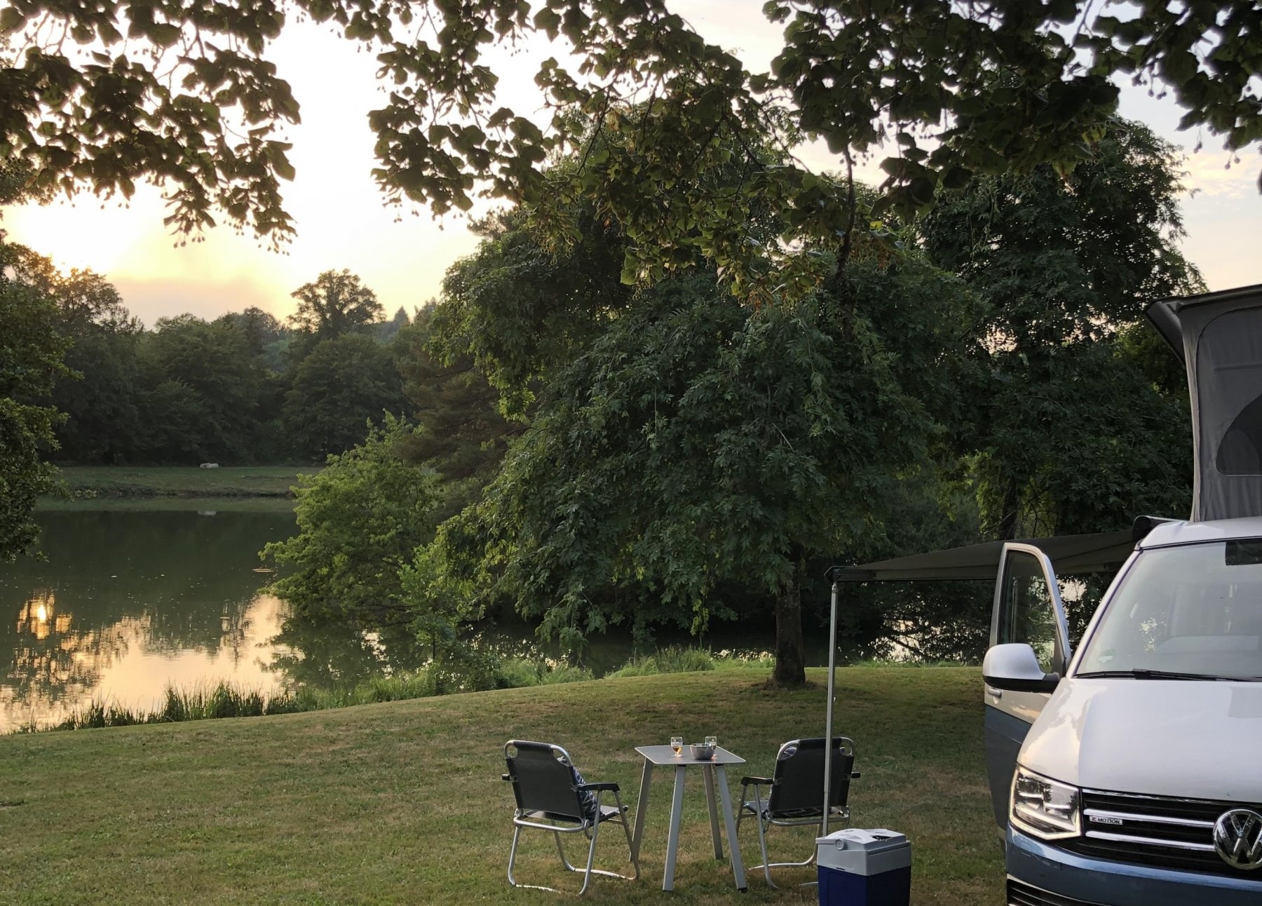 Camping Domaine De Lascaux — Sítio de acampamento in Saint-Germain-les-Vergnes