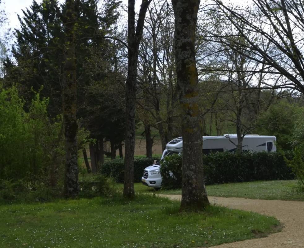 Camping Les Angeles — Місце для кемпінгу in Cézan / Occitanie