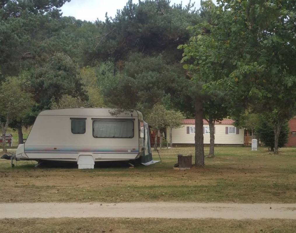 Camping Plaine De La Loire — Campingplats in Le Lac-d'Issarlès