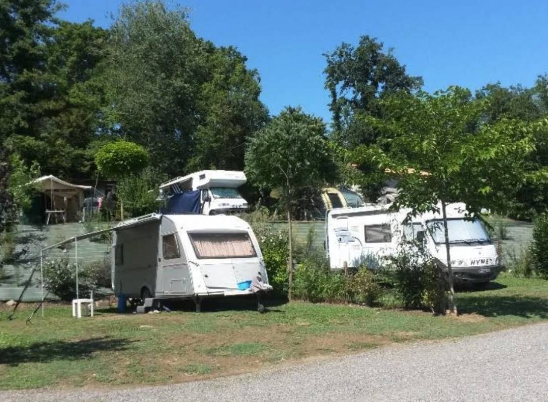 Camping de la Riviere — Місце для кемпінгу in Exideuil-sur-Vienne