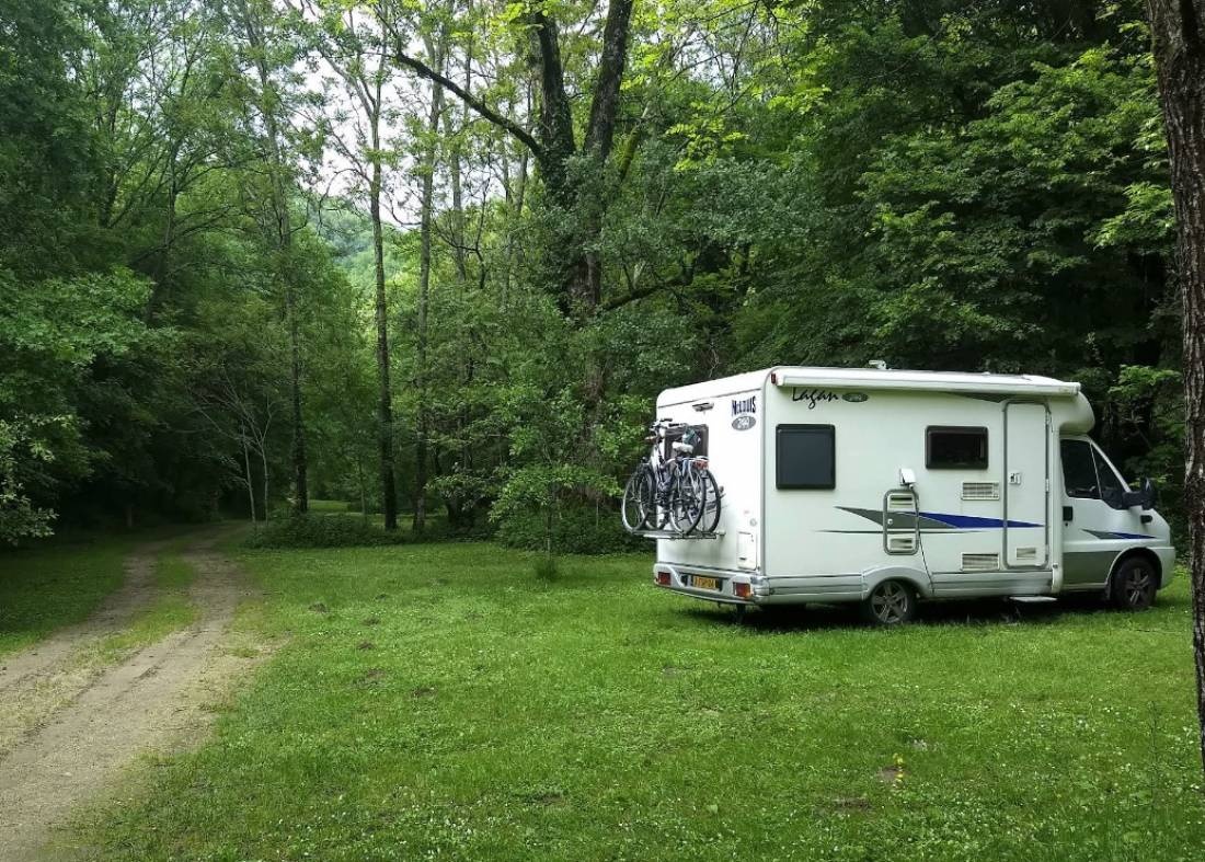 Camping Le Bois Flottant — Campingplass in Lacrouzette