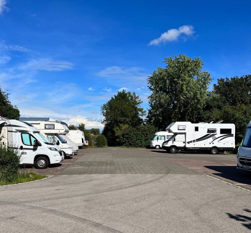 Stellplatz an der FrankenTherme Bad Königshofen — Camperplaats in Bad Königshofen i.Grabfeld-Ipthausen