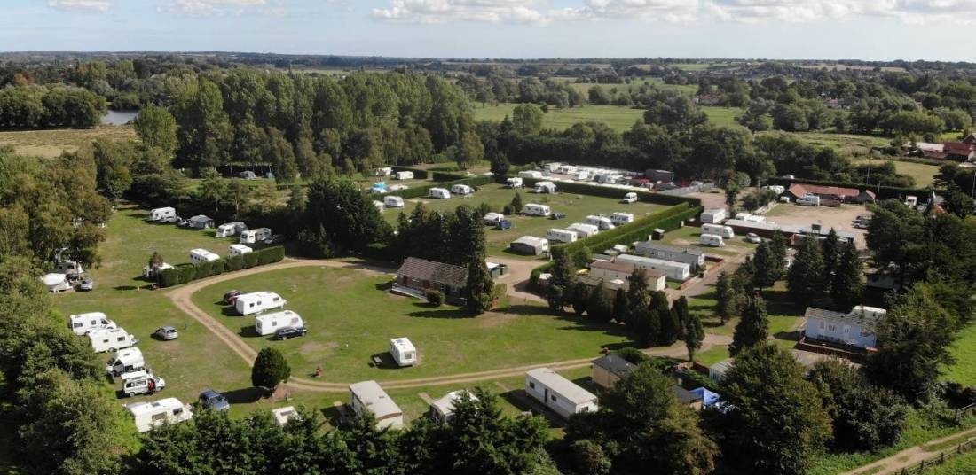 Outney Meadow Caravan Park — Sítio de acampamento in Bungay