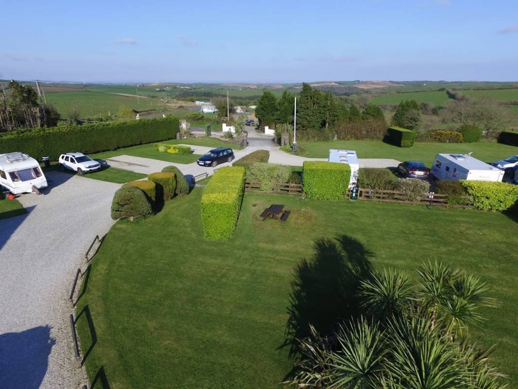 Looe Country Park Caravan Campsite — Camping Site in Loope