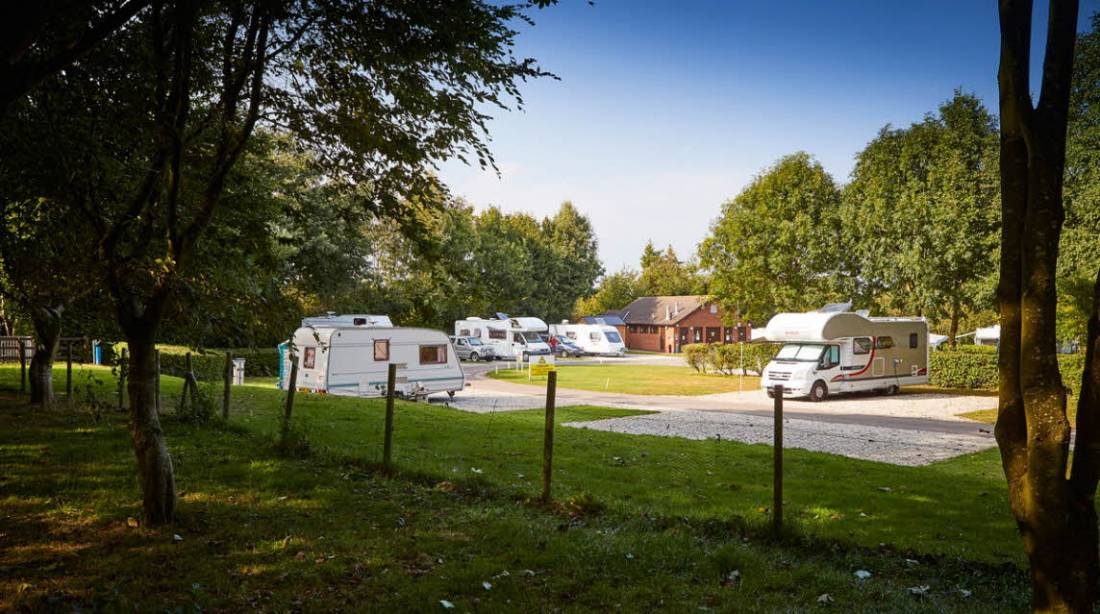 Black Horse Farm Caravan and Motorhome Club Site — Campingplats in Densole
