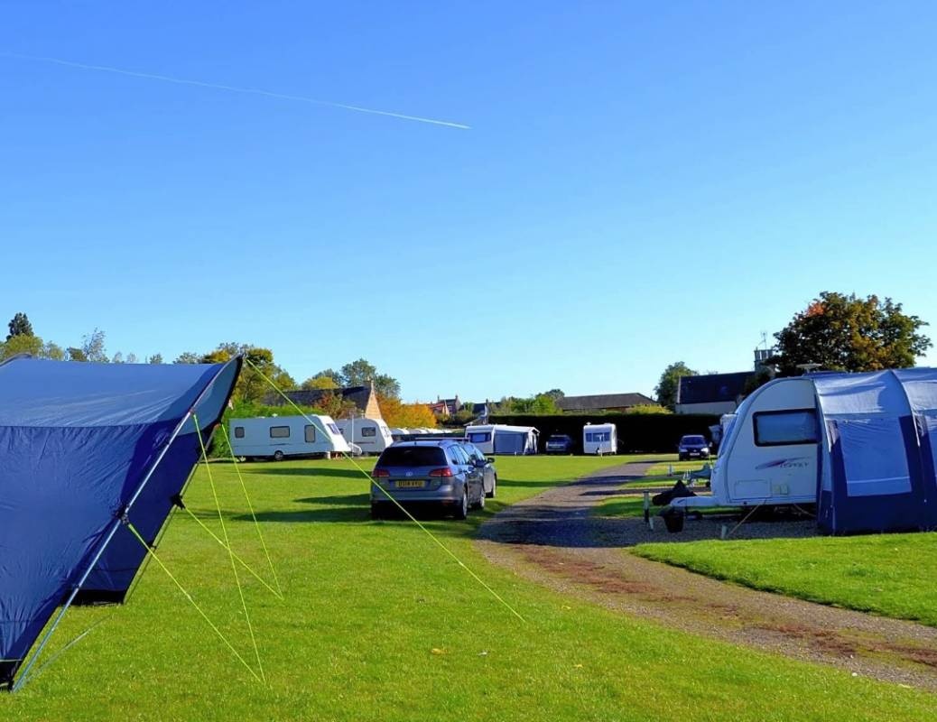 Low Farm Touring & Camping Park — Kamp yeri in Folkingham