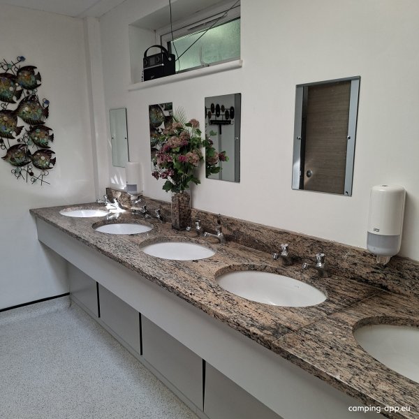 Kings Down Tail Caravan and Camping Site — Photo 2