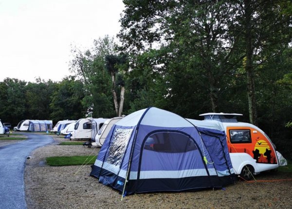 Burford Caravan and Motorhome Club Campsite — Photo 2