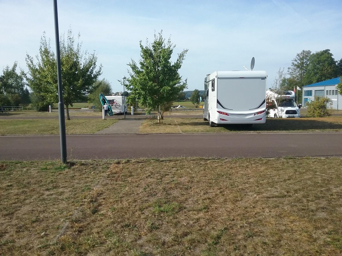 Stellplatz an der Marina Wesenberg — Karavan Sitesi in Wesenberg