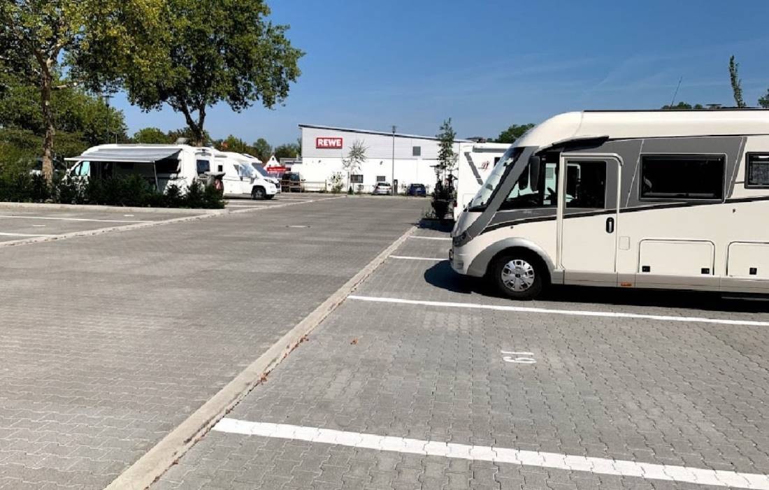 Stellplatz an den Balinea Thermen Bad Bellingen — Camperplaats in Bad Bellingen-Kirschenhof