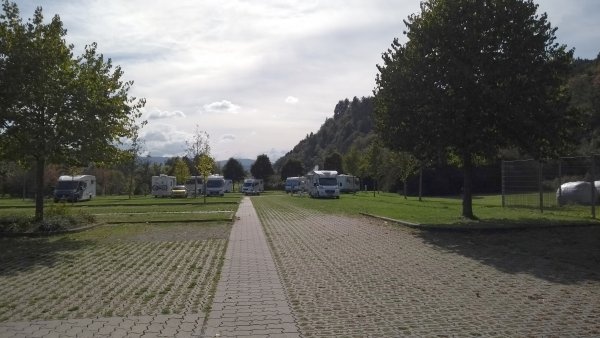 Stellplatz Am Schwimmbad Zell — Area Autocaravanas in Zell am Harmersbach
