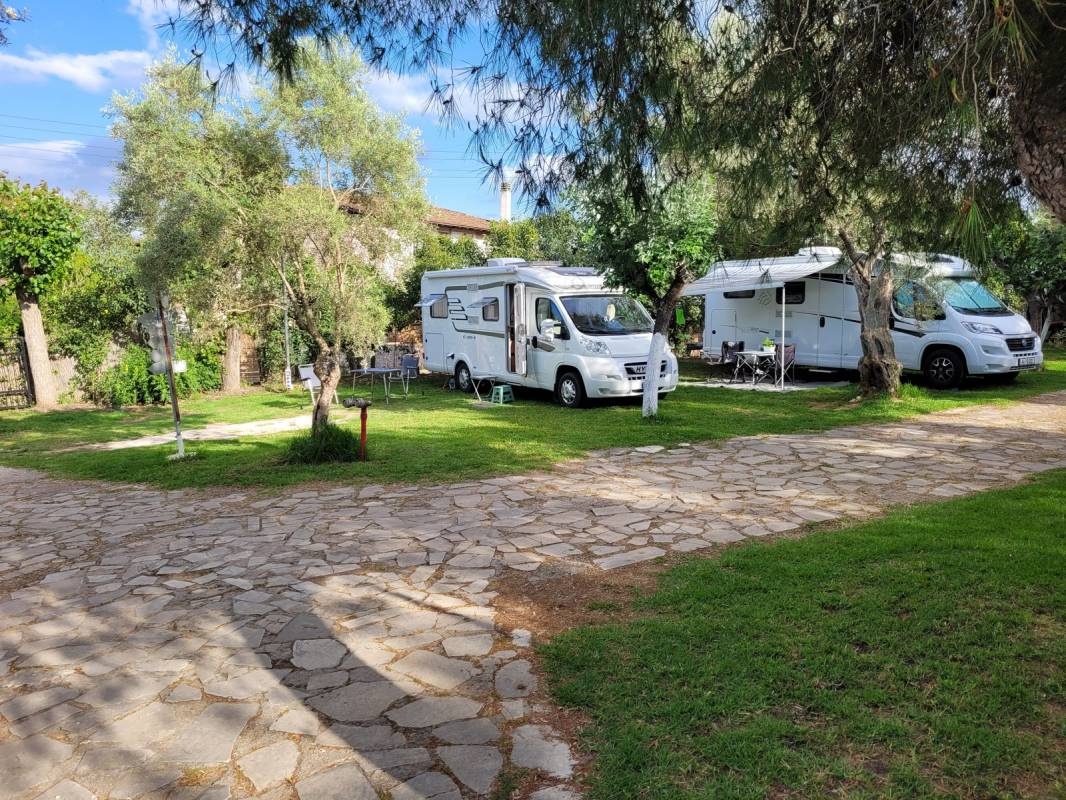 Kariotes Camping & Rooms — Kemping in Lefkada