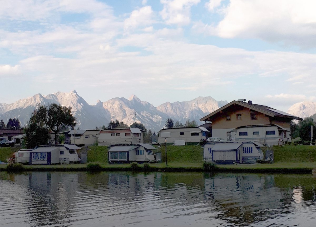 Camping Neunbrunnen am Waldsee — Campingplatz in Maishofen