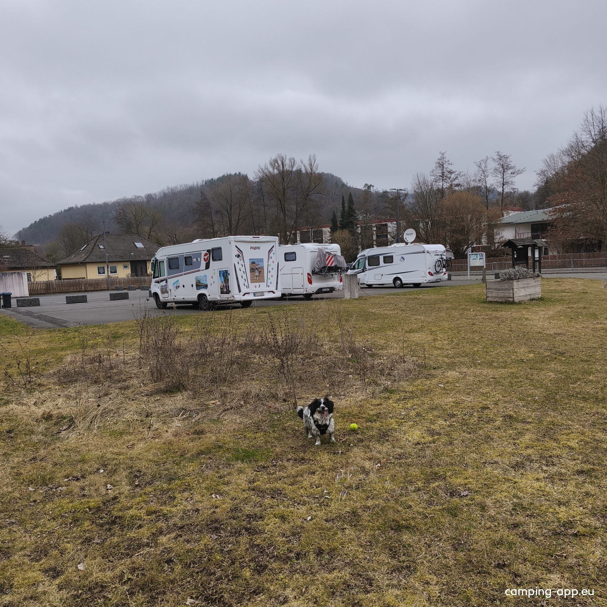 Stellplatz an der Schule — Area di sosta in Bad Berneck