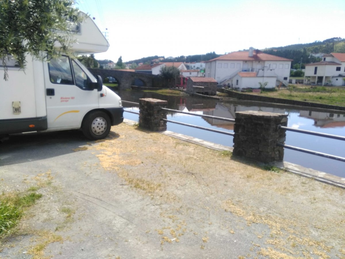 Parque De Pernoita De Autocaravanas — Karavan Sitesi in Sertã