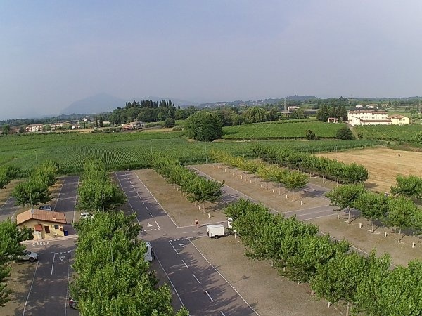 Area Sosta Camper Parco Termale del Garda — Bobilplass in Provincia di Verona