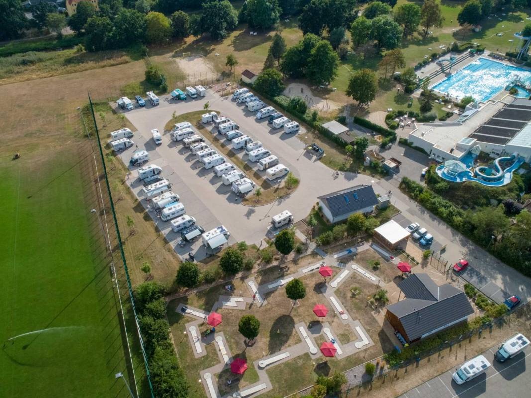 Wohnmobilstellplatz am Badeland — Ställplats in Celle