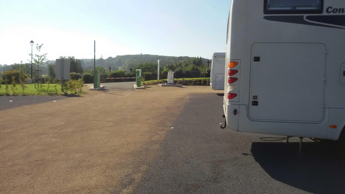 Place des Charrières — Bobilplass in Sainte-Suzanne
