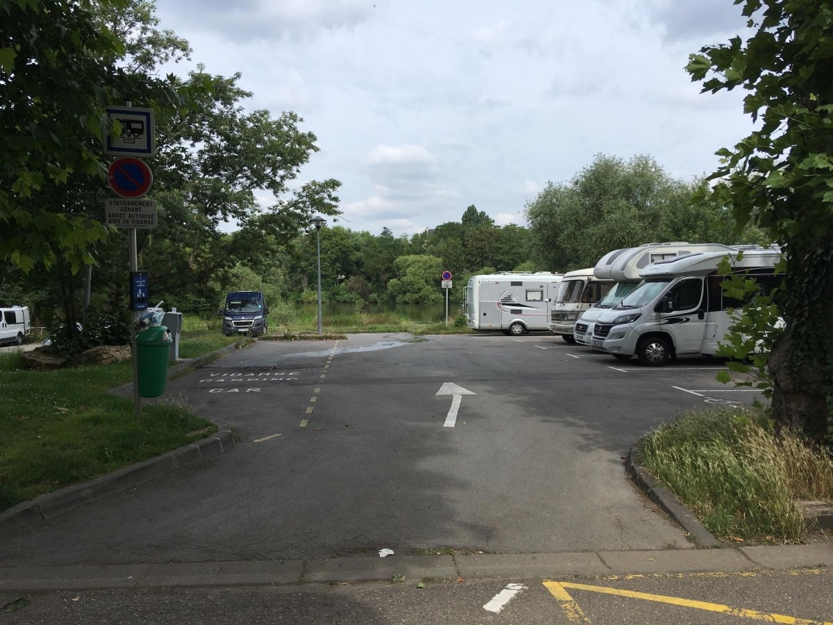 Stationnement Camping Car Metz Piscine — QuickStop in Metz