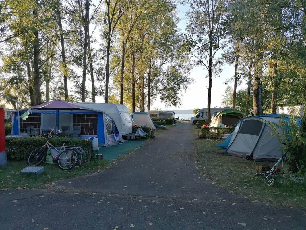 Camping & Bungalows Vadvirág — Campingplatz in Balatonszemes