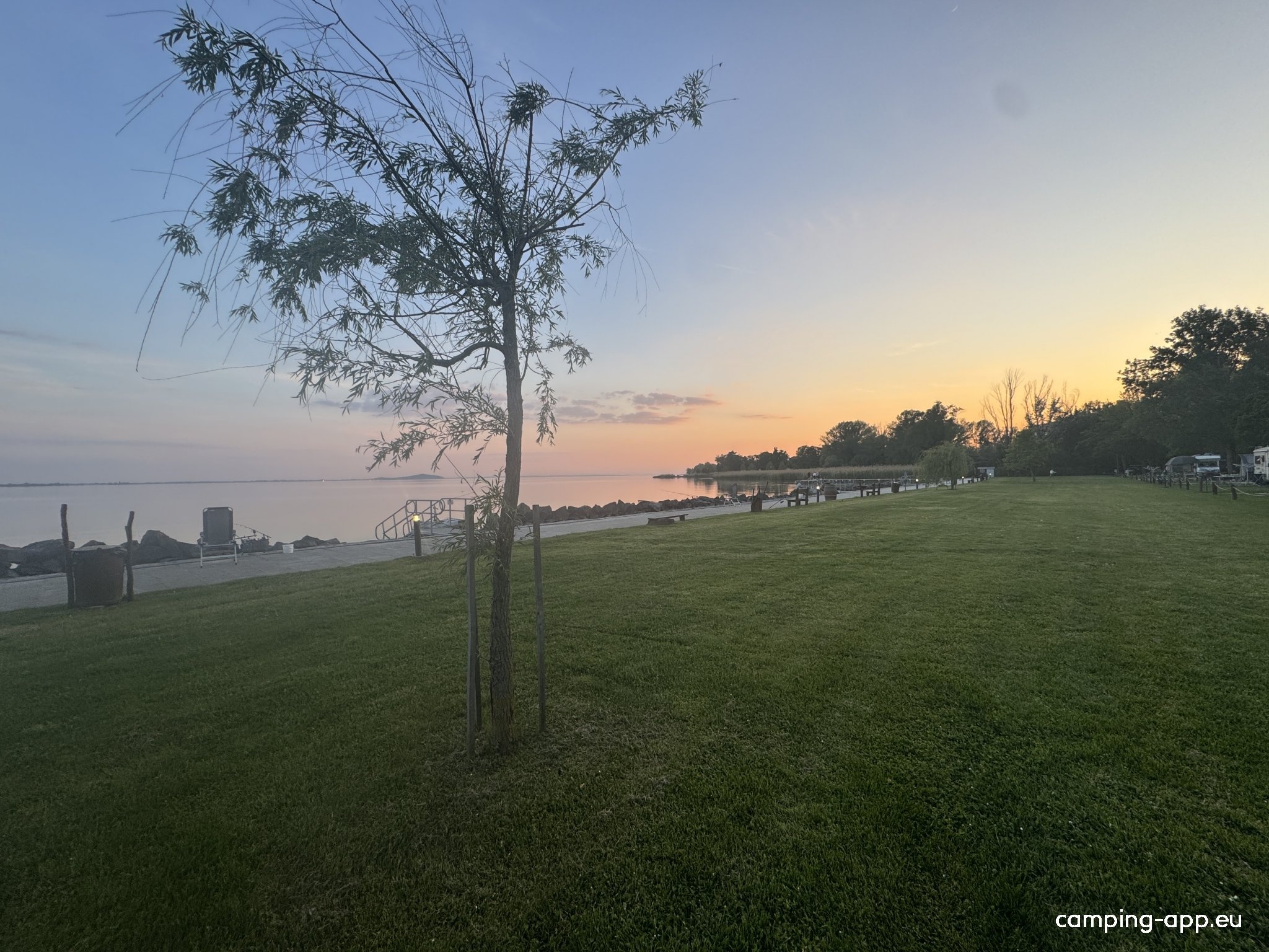 Balatontourist Camping Napfény — Campingplass in Révfülöp