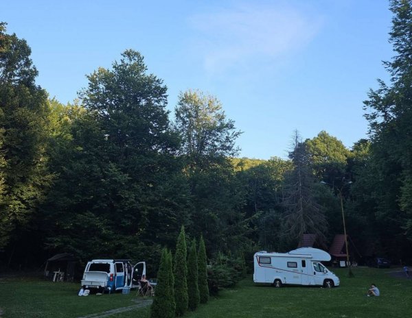 Hollóstetöi Hegyi Camping — Photo 2