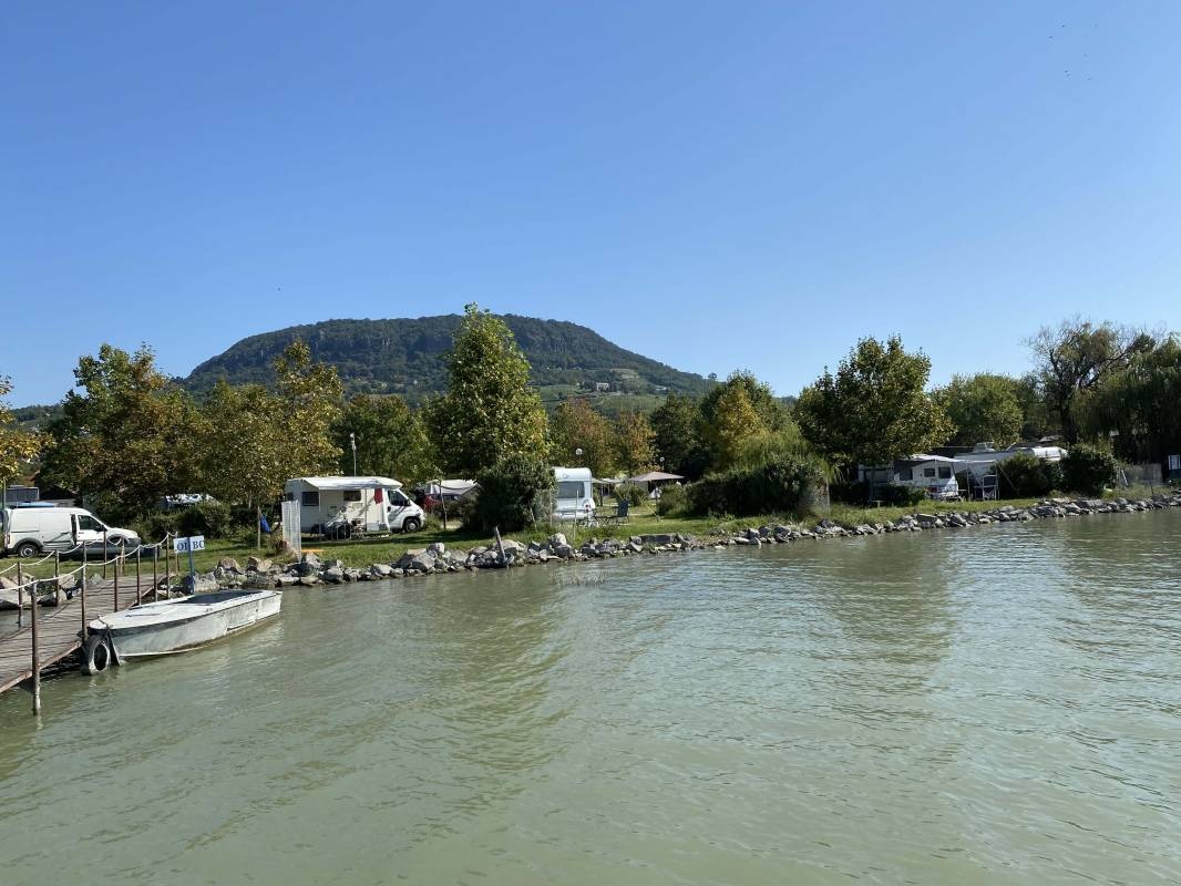 Balaton Eldorado Camping — Campingplass in Badacsonylábdihegy