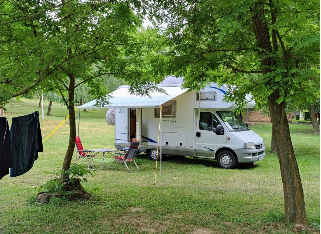 Höforrás Camping — Campingplats in Igal