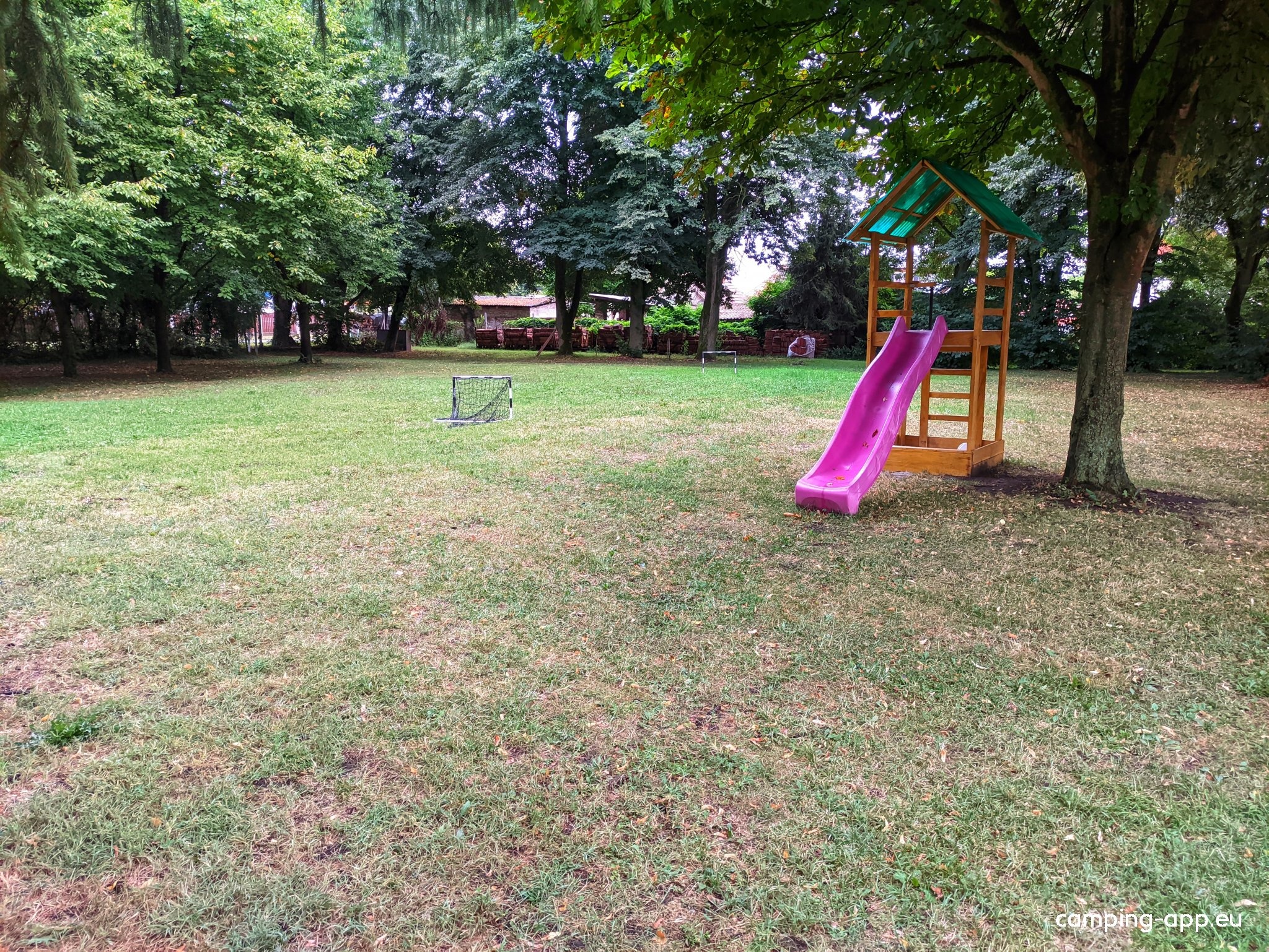 Hársfa Camping — Campingplads in Sellye