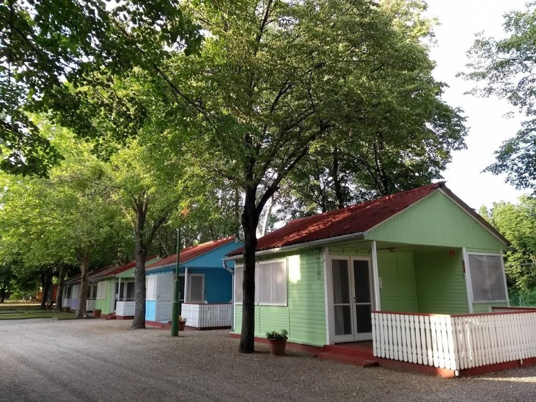 Tulipán Bungalow Camping Resort — Campingplass in Gyenesdiás