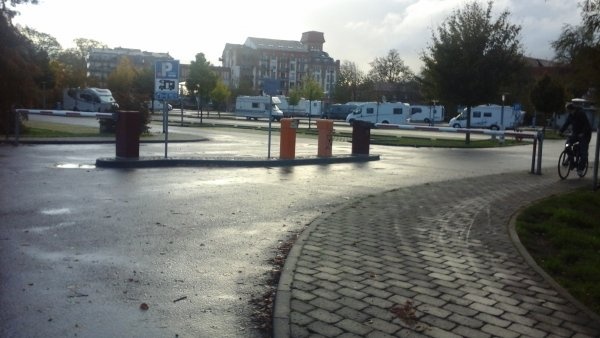 Parkplatz am Dom Brandenburg / Havel — Parking publiczny in Brandenburg an der Havel