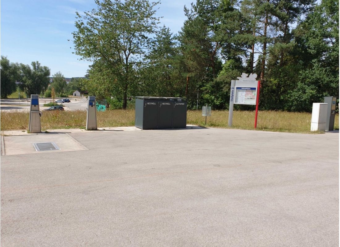 Wohnmobilstellplatz am Waldstrandbad — Karavan Sitesi in Windsbach