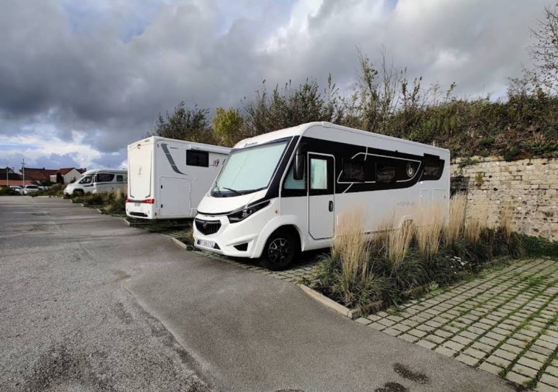 Stellplatz Montreuil-sur-Mer — Sp. parking dla kamperów in Montreuil-sur-Mer