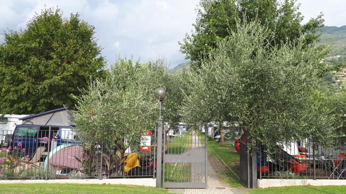 Camping Magic Lake — Kemp in Dongo