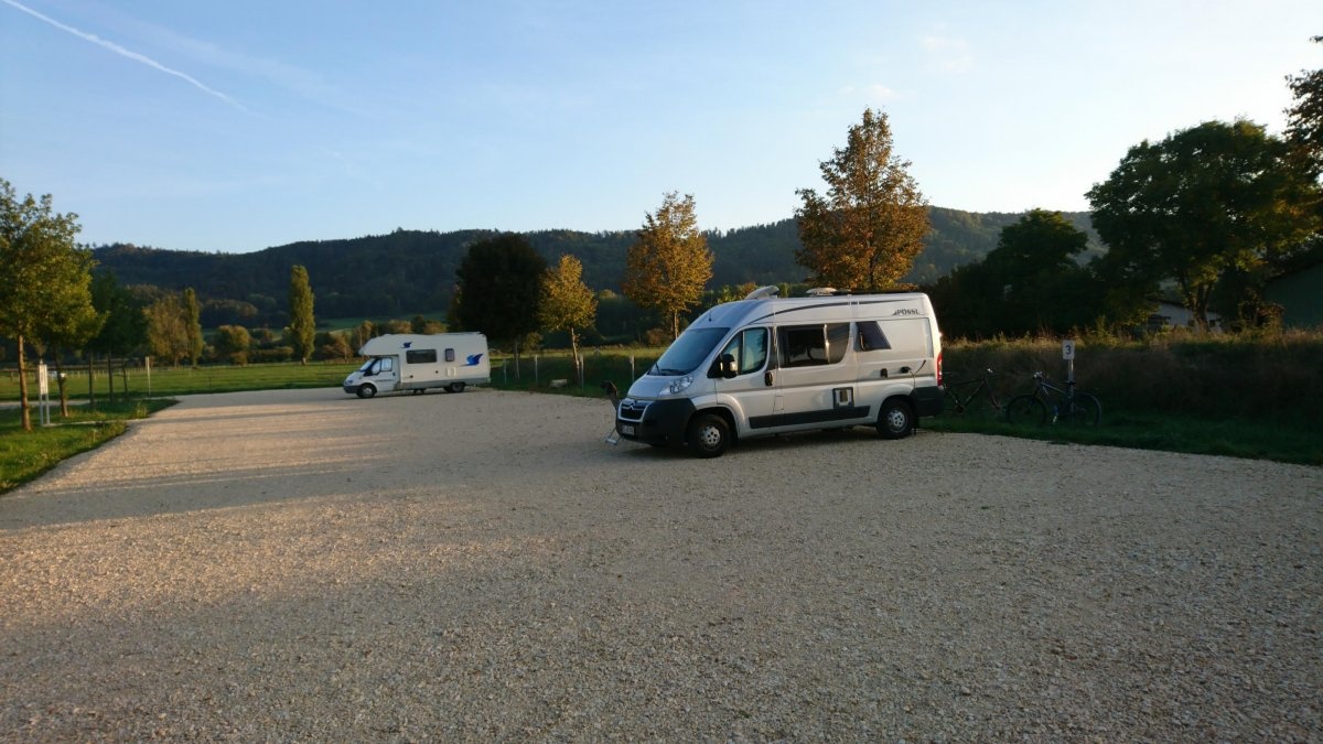 Wohnmobilestellplätze beim Naturbad Achtal — 露营车营地 in Rielasingen-Worblingen